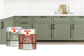 Grüne Küchenzeile mit zwei Farbeimern davor